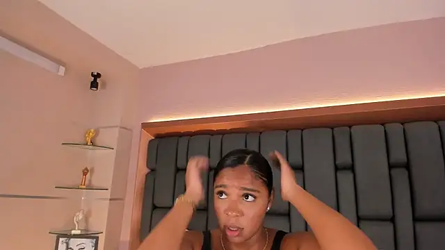 Snapshot of LisaMendez chatting on 10-05-25, 04:00 LisaMendez online show from 10-05-25, 04:00