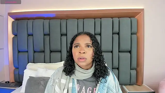 Snapshot of LisaMendez chatting on 10-10-25, 04:00 LisaMendez online show from 10-10-25, 04:00