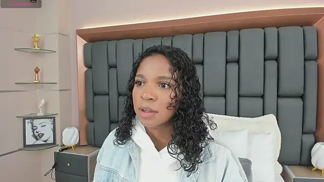 Snapshot of LisaMendez chatting on 10-19-25, 04:13 LisaMendez online show from 10-19-25, 04:13