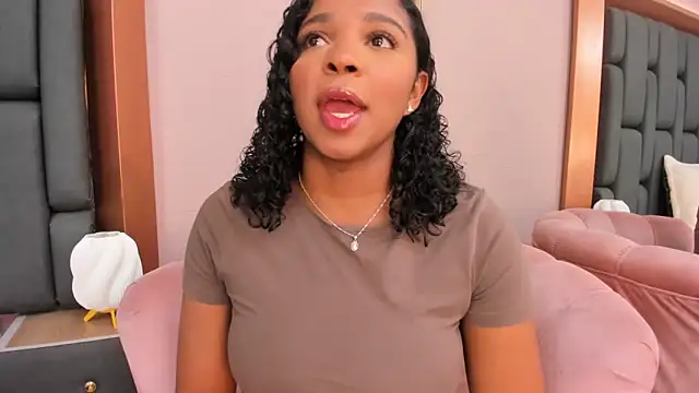 Snapshot of LisaMendez chatting on 10-22-25, 04:02 LisaMendez online show from 10-22-25, 04:02