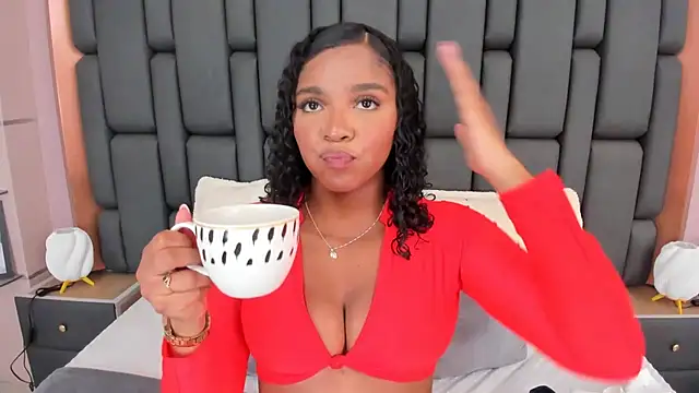 Snapshot of LisaMendez chatting on 10-31-25, 04:02 LisaMendez online show from 10-31-25, 04:02