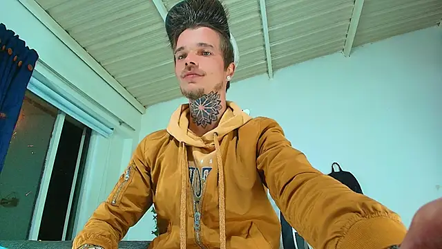 Snapshot of Gold_Loyal77 chatting on 10-18-25, 07:20 Gold Loyal77 online show from 10-18-25, 07:20