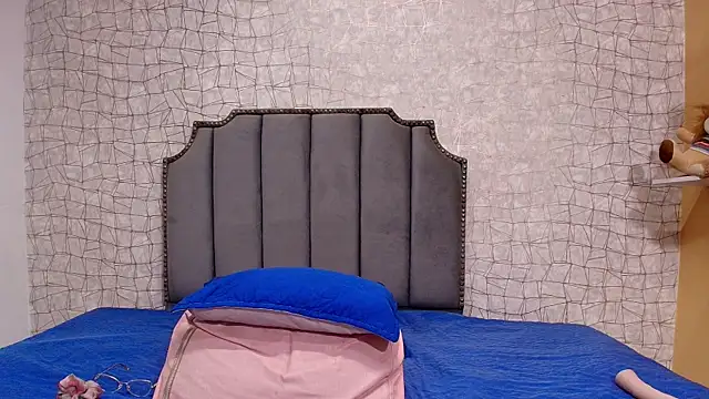 chloe leroy  online show from 09-19-25, 11:55