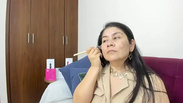 kiraGeiner online show from 12-20-25, 03:13