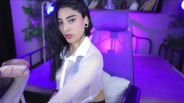 Snapshot of Emma_and_Issac chatting on 10-09-25, 04:43 Emma and Issac online show from 10-09-25, 04:43