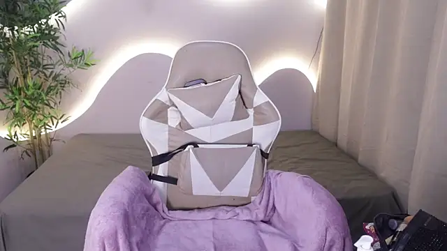 Emma and Issac online show from 11-27-25, 04:14