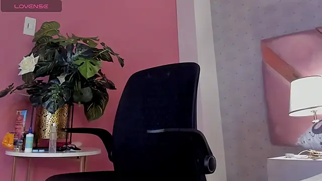 Snapshot of RoxyReign chatting on 09-28-25, 01:49 RoxyReign online show from 09-28-25, 01:49