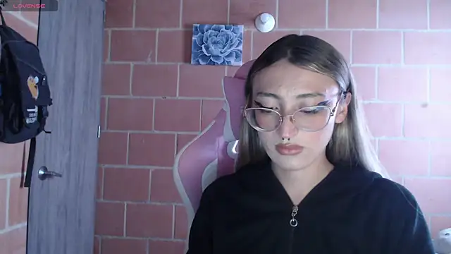 Snapshot of Andrea_camilaaa chatting on 09-30-25, 02:00 Andrea camilaaa online show from 09-30-25, 02:00