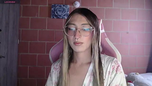 Snapshot of Andrea_camilaaa chatting on 10-10-25, 01:43 Andrea camilaaa online show from 10-10-25, 01:43