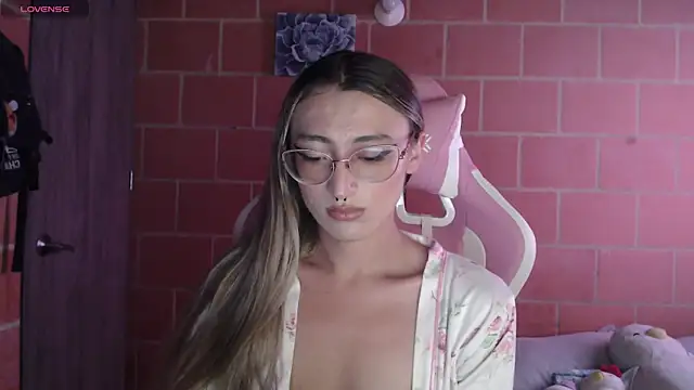 Snapshot of Andrea_camilaaa chatting on 10-11-25, 04:38 Andrea camilaaa online show from 10-11-25, 04:38