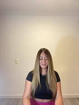 Snapshot of Zara_Ross chatting on 10-14-25, 12:33 Zara Ross online show from 10-14-25, 12:33