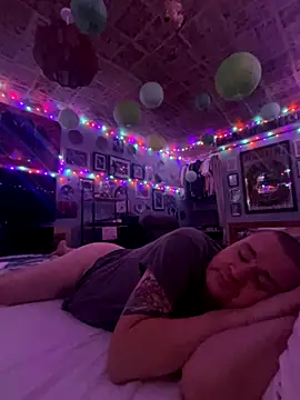 Snapshot of WriggleQuest chatting on 11-08-25, 02:45 WriggleQuest online show from 11-08-25, 02:45