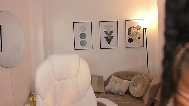 Snapshot of Beverly_johnson chatting on 10-15-25, 03:39 Beverly johnson online show from 10-15-25, 03:39