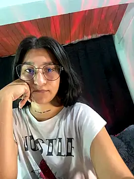 Snapshot of EVAH_LEE_ chatting on 10-23-25, 01:27 EVAH LEE online show from 10-23-25, 01:27