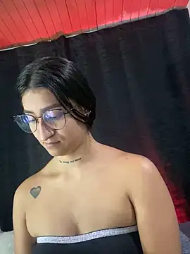 Snapshot of EVAH_LEE_ chatting on 10-31-25, 03:51 EVAH LEE online show from 10-31-25, 03:51