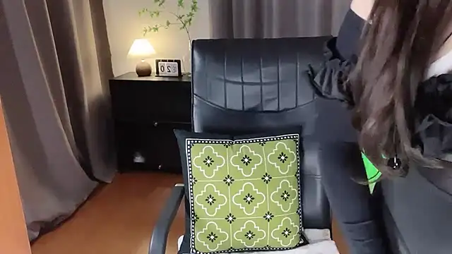 Snapshot of Calvin--1 chatting on 09-09-25, 01:32 Calvin--1 online show from 09-09-25, 01:32