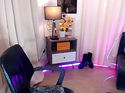 Snapshot of The_Fucking_Dolls chatting on 11-26-25, 09:32 The Fucking Dolls online show from 11-26-25, 09:32