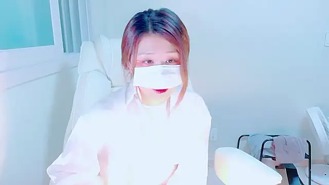 Snapshot of hyeony_s96 chatting on 10-18-25, 12:17 hyeony s96 online show from 10-18-25, 12:17