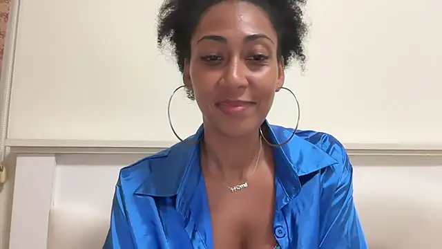 Snapshot of Vaylisse chatting on 10-28-25, 06:32 Vaylisse online show from 10-28-25, 06:32