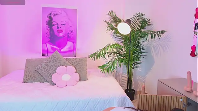 LUNAA    online show from 03-26-26, 03:34