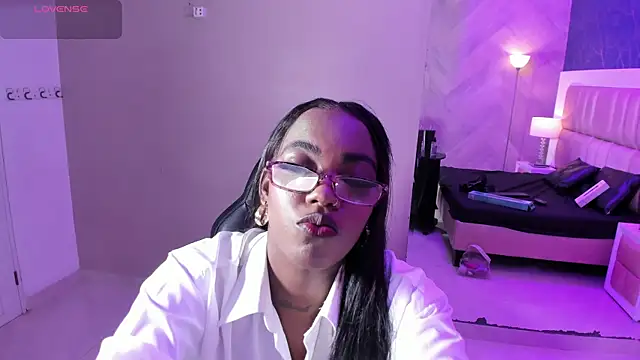 Snapshot of ReinaMiah chatting on 11-09-25, 04:22 ReinaMiah online show from 11-09-25, 04:22