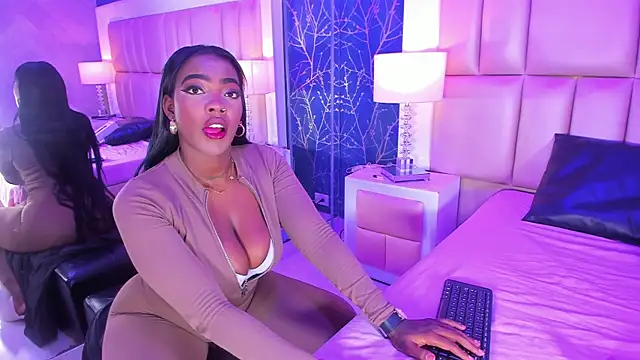 Snapshot of ReinaMiah chatting on 11-28-25, 12:08 ReinaMiah online show from 11-28-25, 12:08