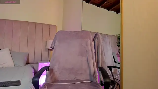 Snapshot of Mia_mtnz02 chatting on 09-11-25, 03:56 Mia mtnz02 online show from 09-11-25, 03:56