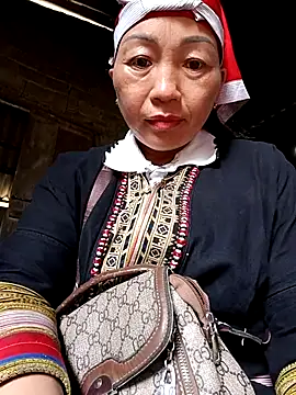 Snapshot of Exembin chatting on 10-15-25, 06:24 Exembin online show from 10-15-25, 06:24