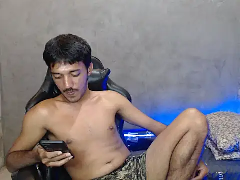 Snapshot of RowyCam chatting on 11-04-25, 12:04 RowyCam online show from 11-04-25, 12:04