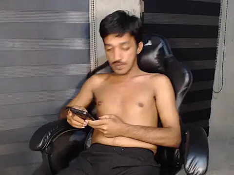 Snapshot of RowyCam chatting on 11-07-25, 01:00 RowyCam online show from 11-07-25, 01:00