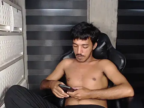 Snapshot of RowyCam chatting on 11-08-25, 01:06 RowyCam online show from 11-08-25, 01:06