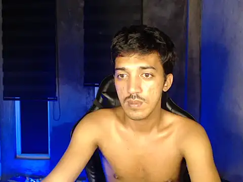 Snapshot of RowyCam chatting on 11-11-25, 01:33 RowyCam online show from 11-11-25, 01:33