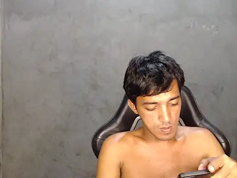 Snapshot of RowyCam chatting on 12-01-25, 08:08 RowyCam online show from 12-01-25, 08:08