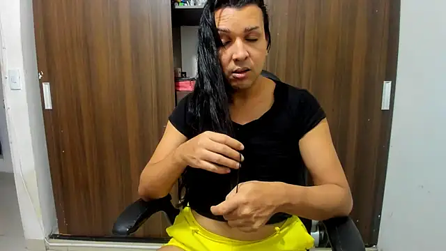 Snapshot of miss_bigcockts chatting on 10-14-25, 05:19 miss bigcockts online show from 10-14-25, 05:19