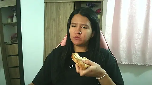 Snapshot of Oliviawatson1 chatting on 11-20-25, 01:00 Oliviawatson1 online show from 11-20-25, 01:00