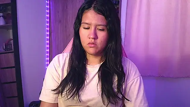 Snapshot of Oliviawatson1 chatting on 11-23-25, 01:00 Oliviawatson1 online show from 11-23-25, 01:00