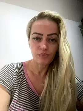 Snapshot of Alerquinasc chatting on 10-14-25, 04:02 Alerquinasc online show from 10-14-25, 04:02