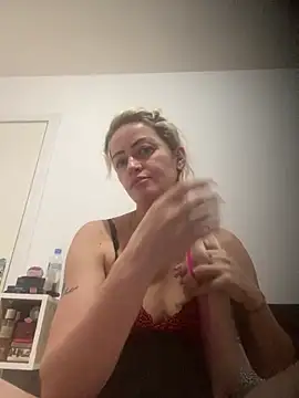 Snapshot of Alerquinasc chatting on 12-13-25, 11:43 Alerquinasc online show from 12-13-25, 11:43