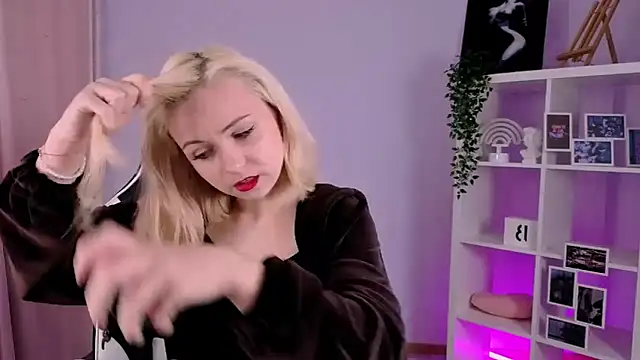 Snapshot of Charlotte_Colinss chatting on 09-20-25, 07:20 Charlotte Colinss online show from 09-20-25, 07:20