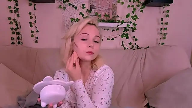 Snapshot of Charlotte_Colinss chatting on 09-22-25, 05:31 Charlotte Colinss online show from 09-22-25, 05:31