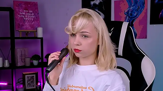 Snapshot of Charlotte_Colinss chatting on 10-13-25, 03:06 Charlotte Colinss online show from 10-13-25, 03:06