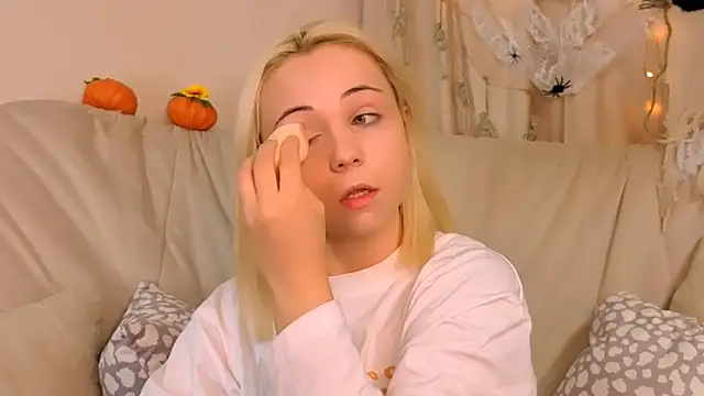 Snapshot of Charlotte_Colinss chatting on 10-20-25, 05:19 Charlotte Colinss online show from 10-20-25, 05:19