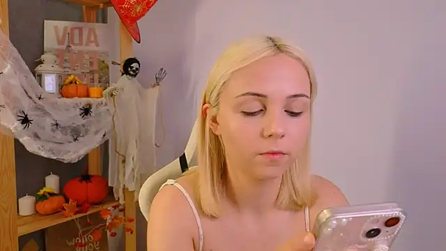 Snapshot of Charlotte_Colinss chatting on 10-22-25, 04:57 Charlotte Colinss online show from 10-22-25, 04:57