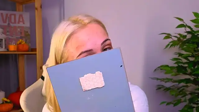 Snapshot of Charlotte_Colinss chatting on 11-05-25, 02:22 Charlotte Colinss online show from 11-05-25, 02:22