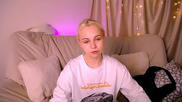 Snapshot of Charlotte_Colinss chatting on 11-13-25, 04:06 Charlotte Colinss online show from 11-13-25, 04:06