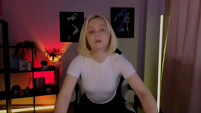 Charlotte Colinss online show from 04-30-26, 04:41