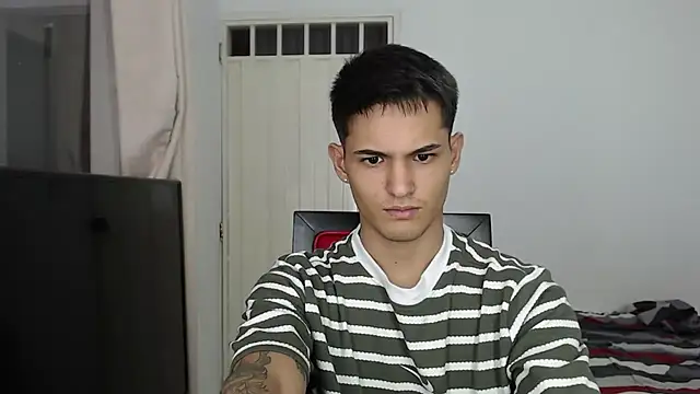 Snapshot of Alex_mojica chatting on 11-21-25, 03:11 Alex mojica online show from 11-21-25, 03:11