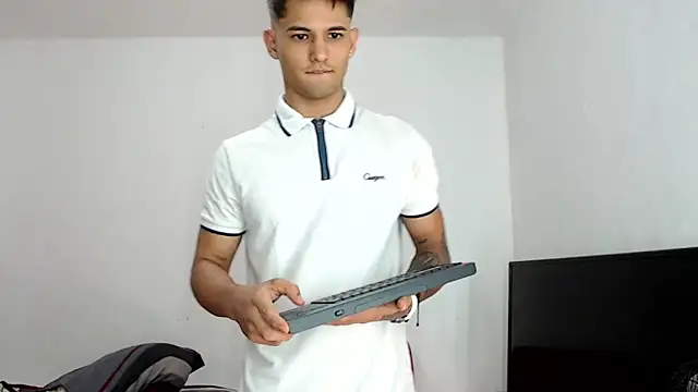 Snapshot of Alex_mojica chatting on 12-14-25, 06:08 Alex mojica online show from 12-14-25, 06:08