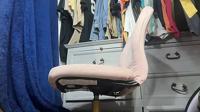 Snapshot of bearcub300 chatting on 11-15-25, 08:44 bearcub300 online show from 11-15-25, 08:44