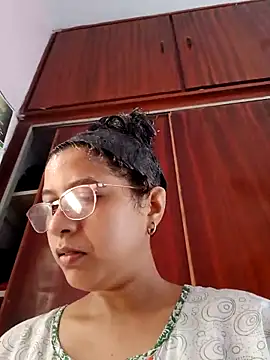 Snapshot of thanusi_2 chatting on 10-24-25, 04:20 thanusi 2 online show from 10-24-25, 04:20